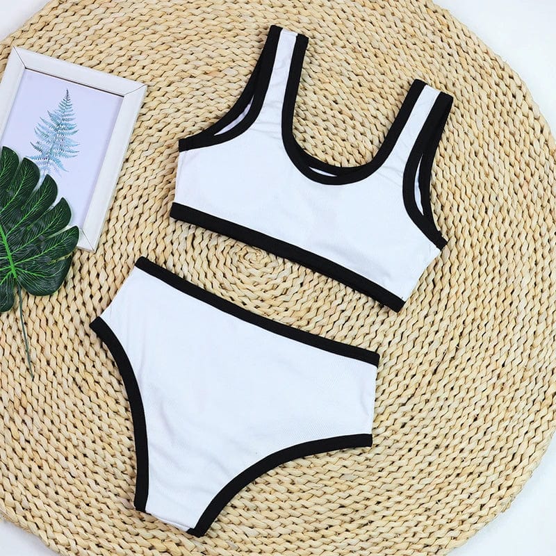 Maillot de bain chic deux pièces femme, blanc et noir, style moderne et élégant pour l'été.