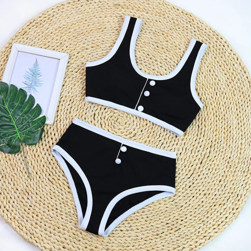 Maillot de bain deux pièces noir et blanc, style chic et sportif parfait pour l'été élégant.