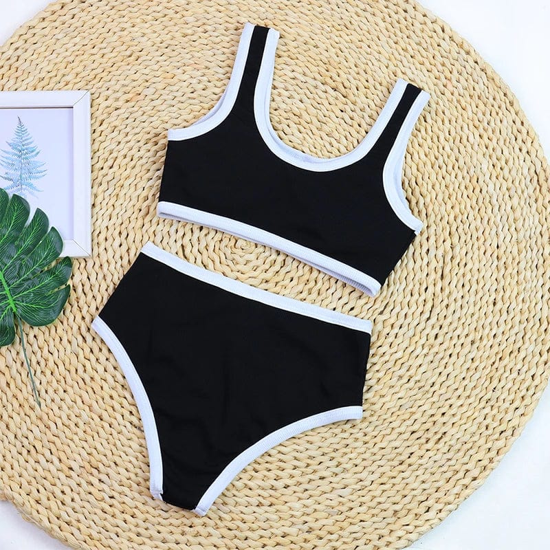 Maillot de bain chic noir et blanc pour femme, style 2 pièces élégant sur fond naturel.