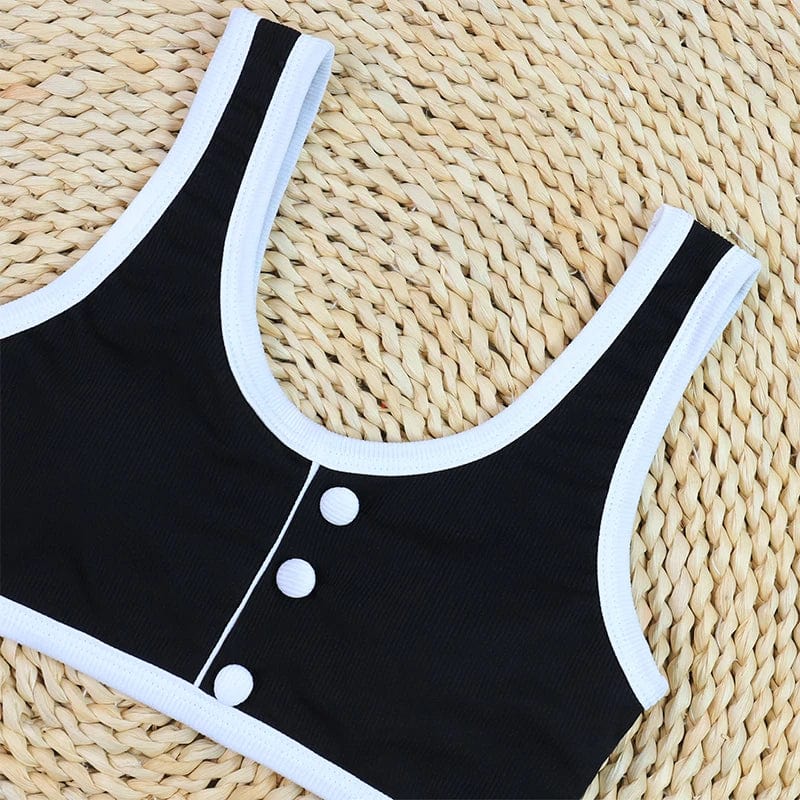 Maillot de bain noir et blanc chic pour femme, modèle deux pièces avec détails élégants.
