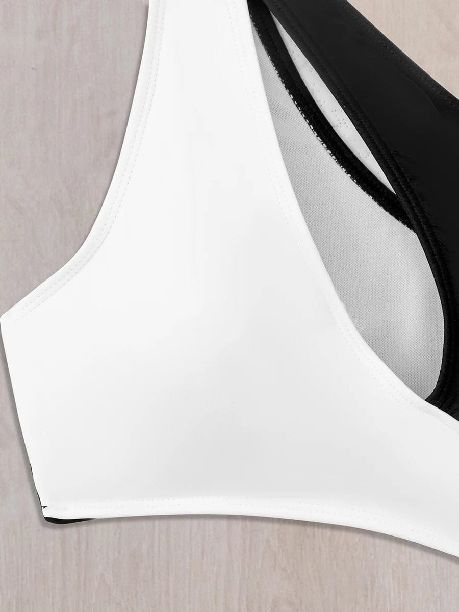 Maillot de bain une pièce femme, design asymétrique noir et blanc, élégant et moderne.