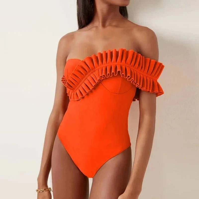 Maillot de bain orange une pièce, asymétrique et à volants pour une élégance estivale.