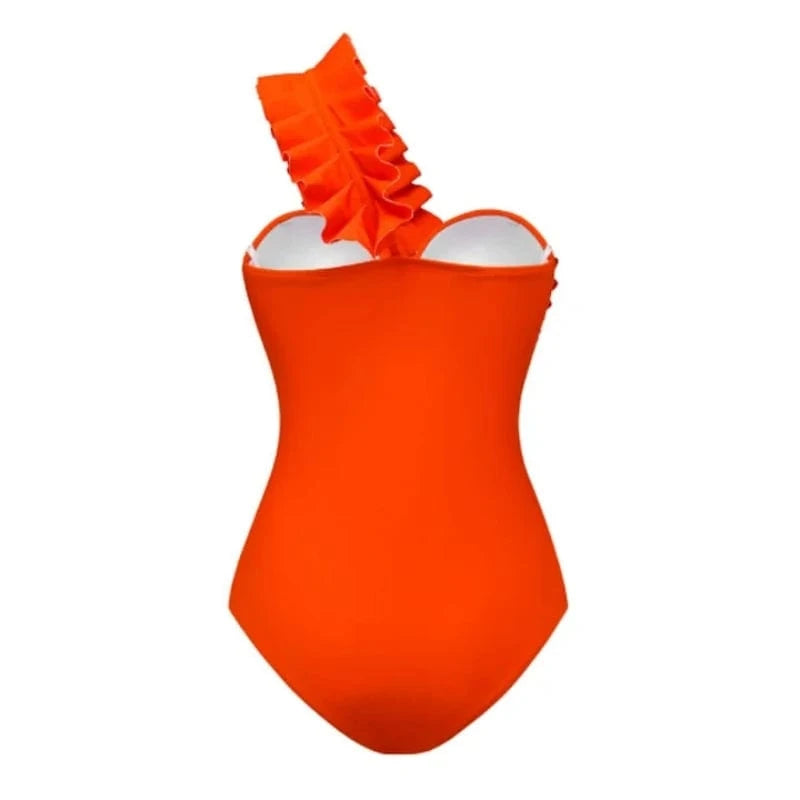 Maillot de bain féminin asymétrique orange avec volant élégant, une pièce moderne et chic.