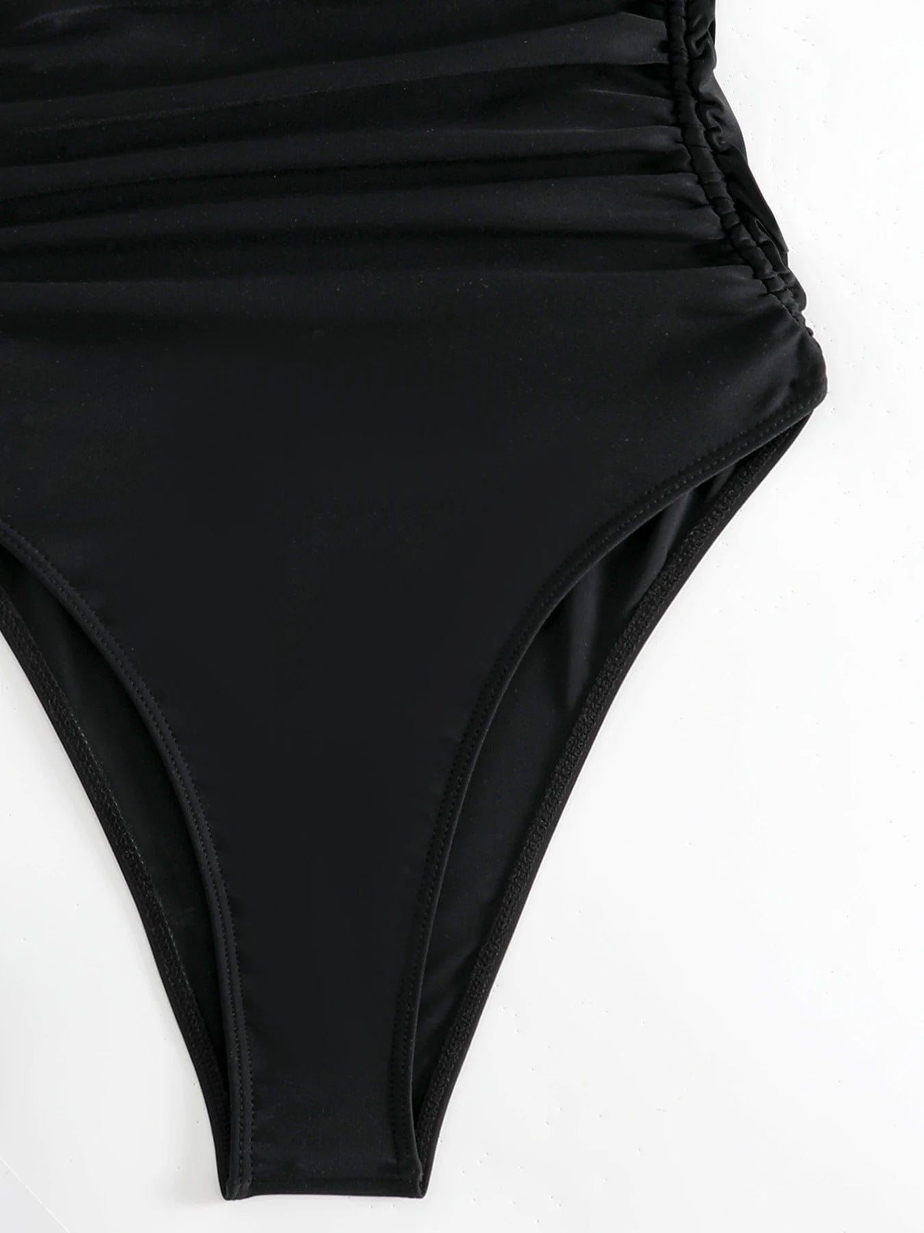 Maillot de bain une pièce bandeau noir pour femmes, élégant et intemporel pour l'été.