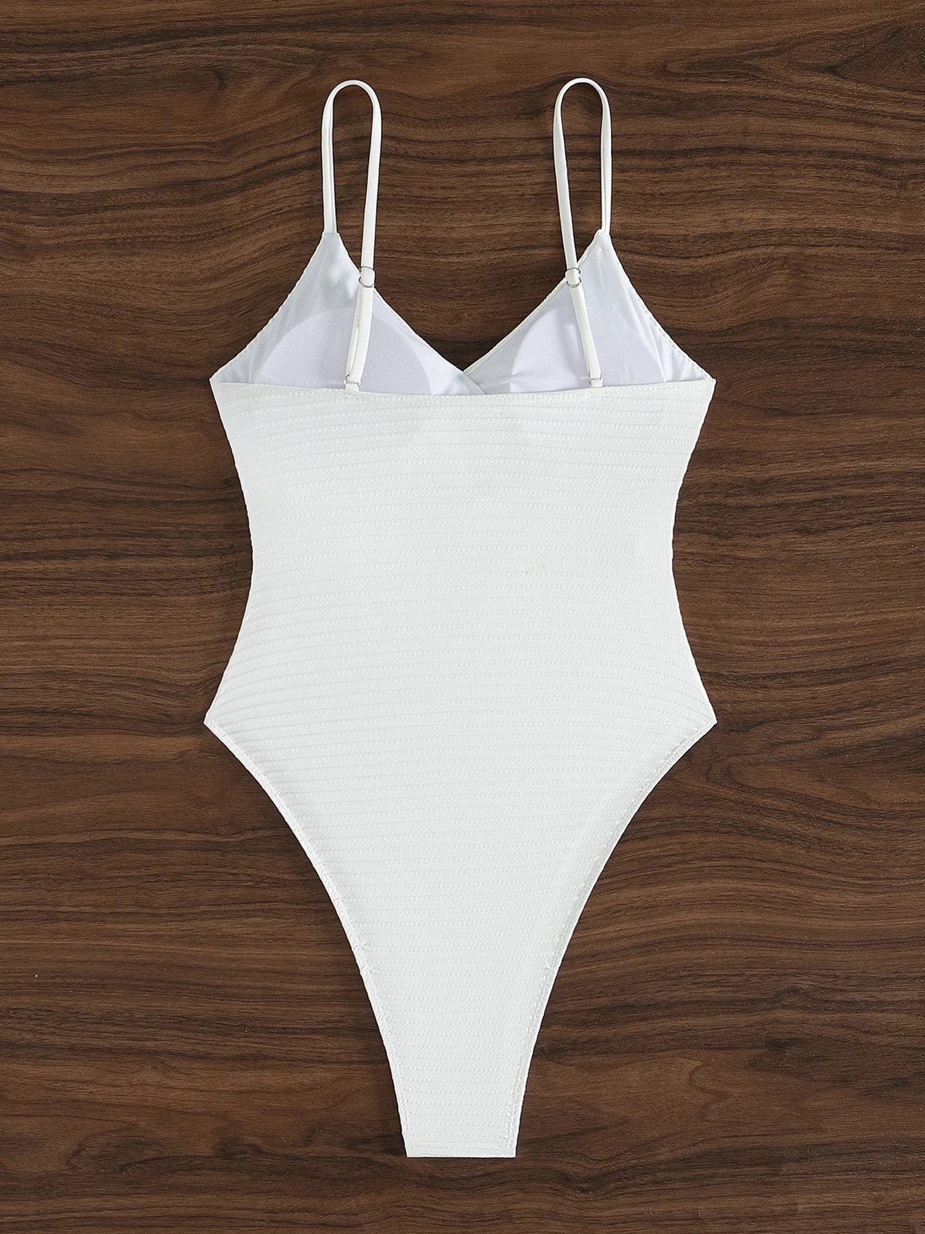 Maillot de bain une pièce blanc élégant, parfait pour un style estival chic et minimaliste.