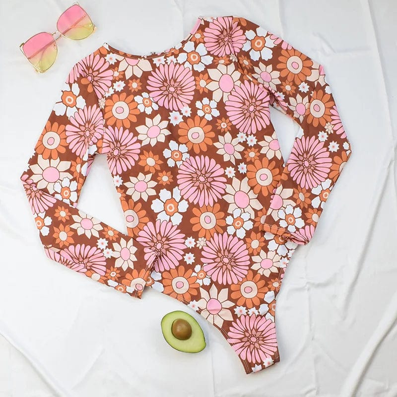 Maillot de bain une pièce floral pour femme avec manches longues, motifs roses et oranges rétro.