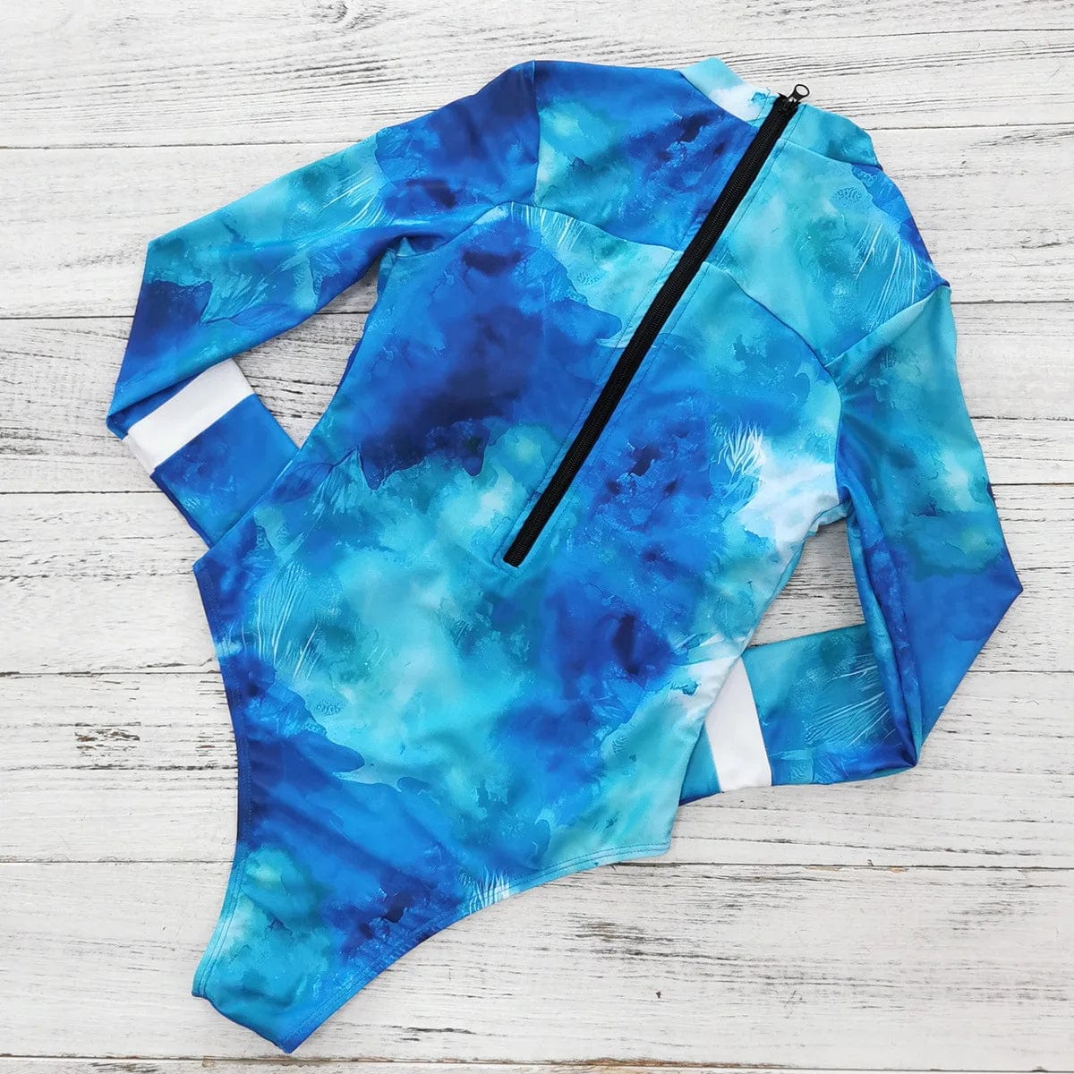 Maillot de bain femme une pièce motif aquarelle bleu avec manches longues et fermeture éclair.