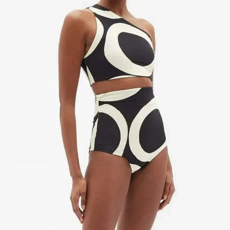 Maillot de bain une pièce femme avec motif graphique noir et blanc, élégant et moderne.