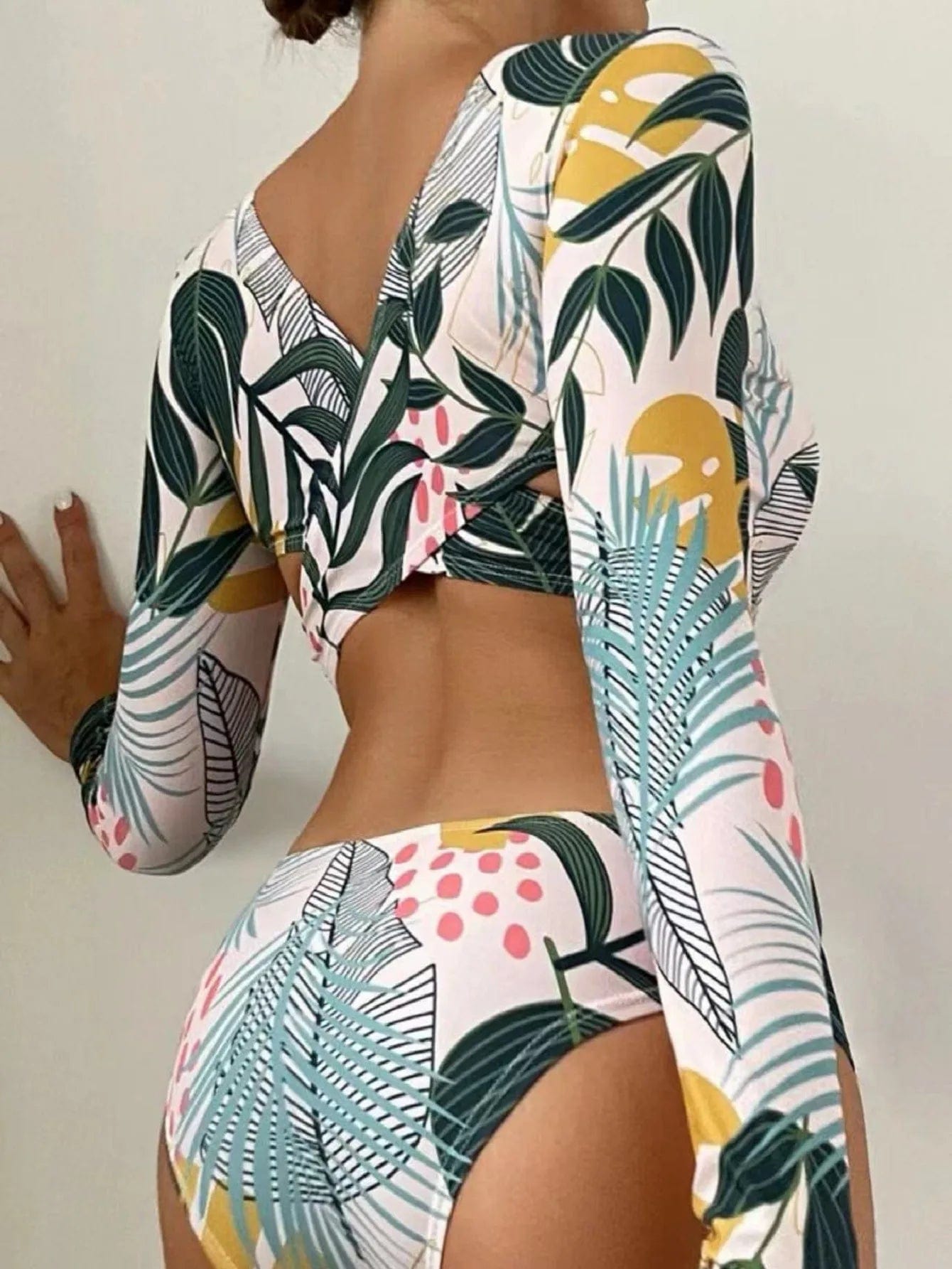 Maillot de bain une pièce à manches longues avec imprimé tropical coloré pour femmes élégantes.