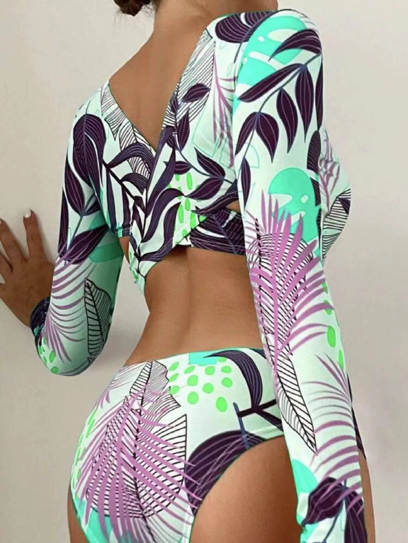 Maillot de bain une pièce femme, imprimé tropical, manches longues violet et vert élégant.