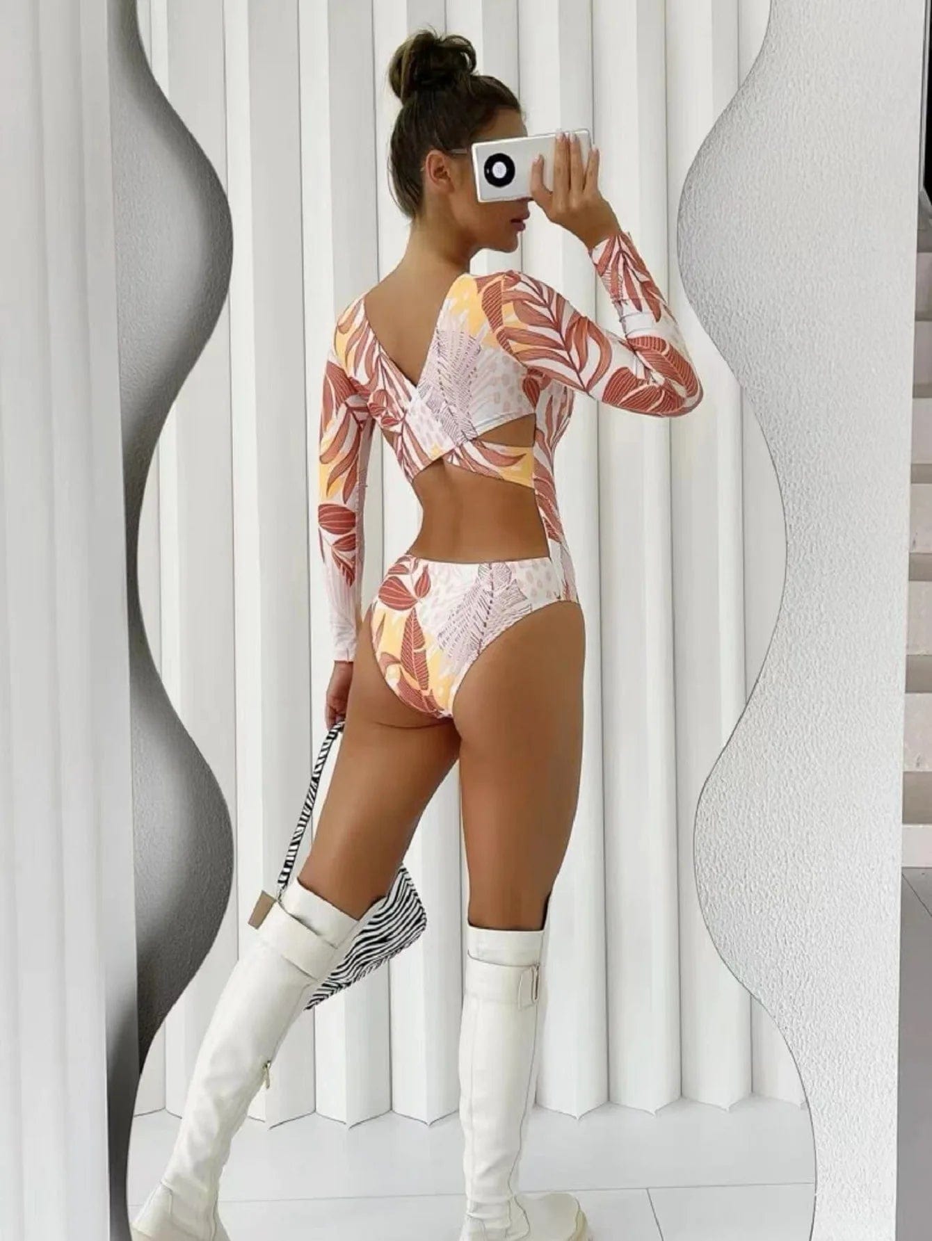 Maillot de bain une pièce imprimé avec manches longues, motif tropical pour femmes modernes.