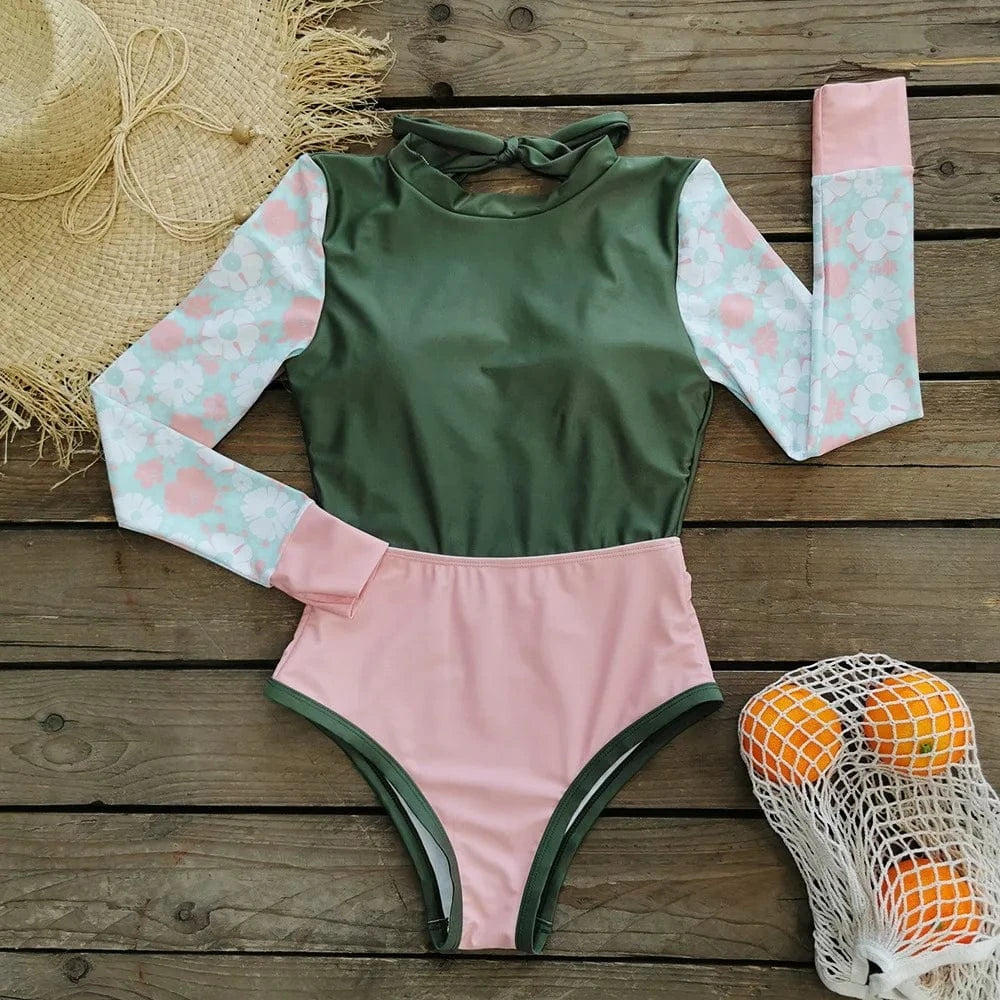 Maillot de bain une pièce femme, manches longues vintage, vert et rose avec motif floral élégant.