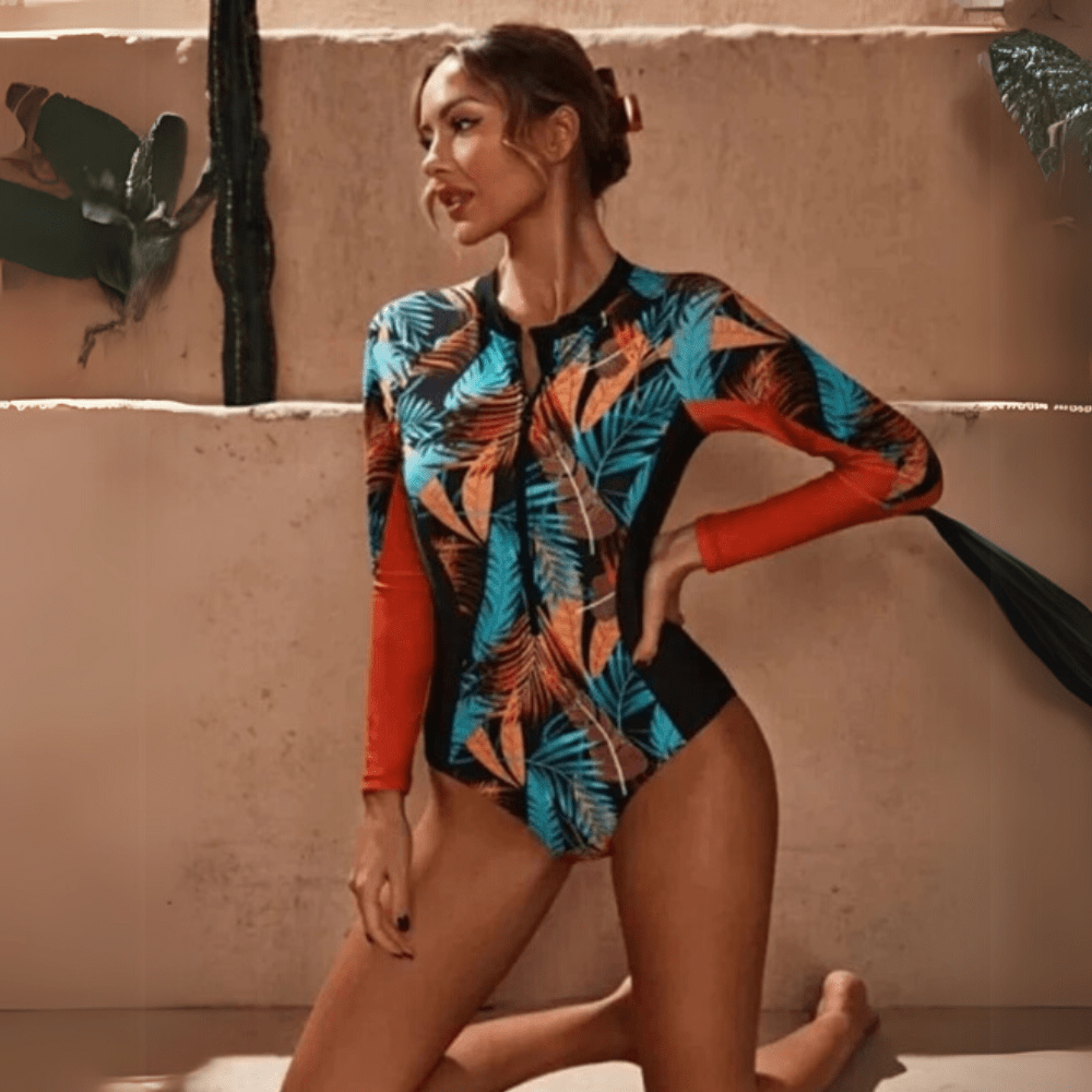 Maillot de bain une pièce pour femme, imprimé tropical coloré avec manches longues élégantes.