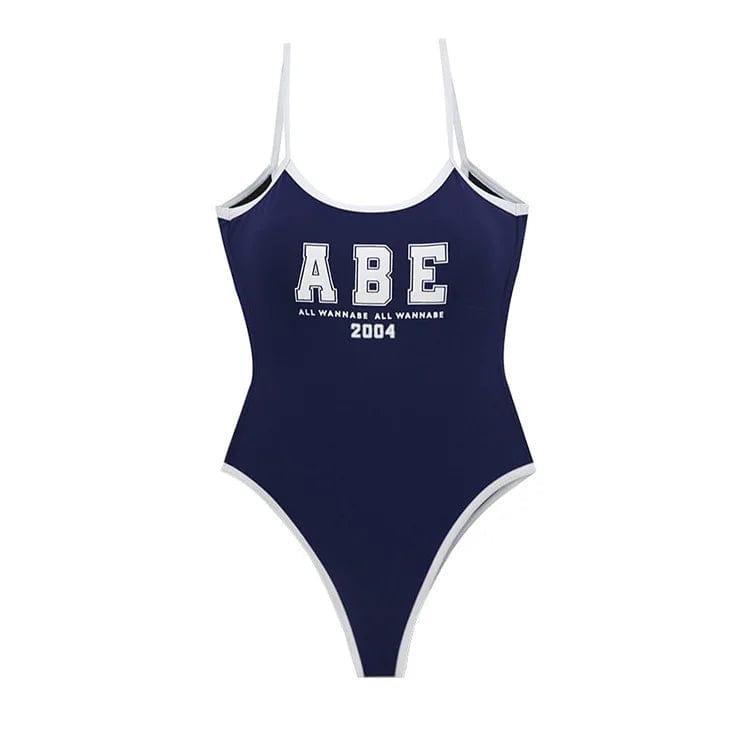 Maillot de bain une pièce femme, bleu marine avec imprimé lettres blanches et bretelles fines.