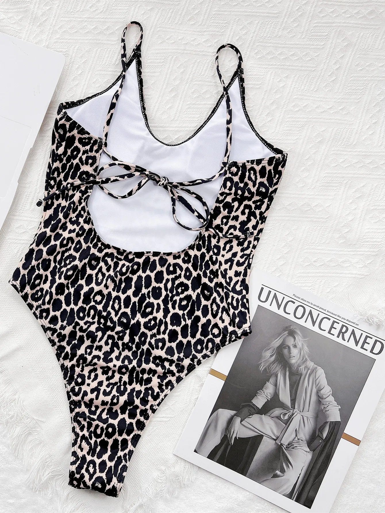 Maillot de bain une pièce à motif léopard élégant, idéal pour un style audacieux sur la plage.