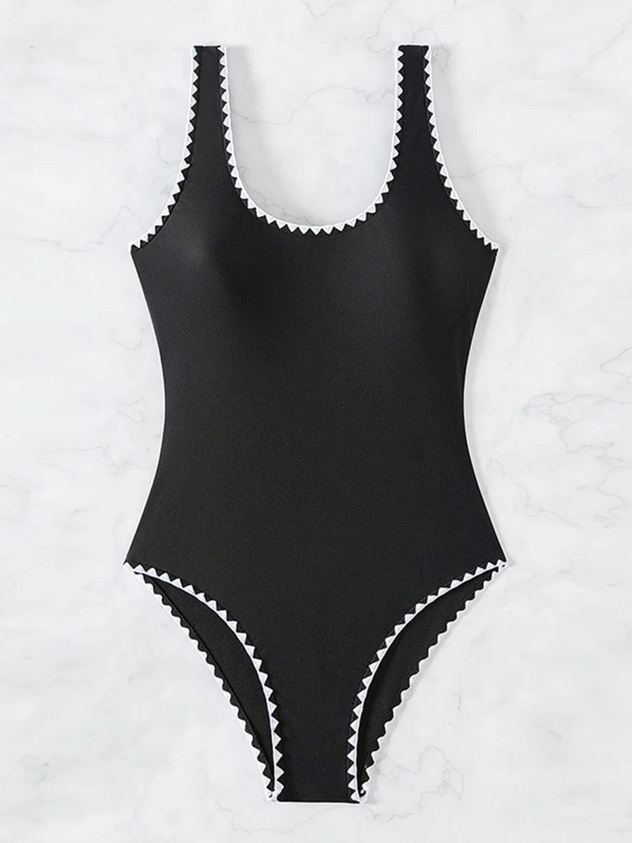 Maillot de bain une pièce noir pour femme avec bordure blanche élégante, fond marbré.