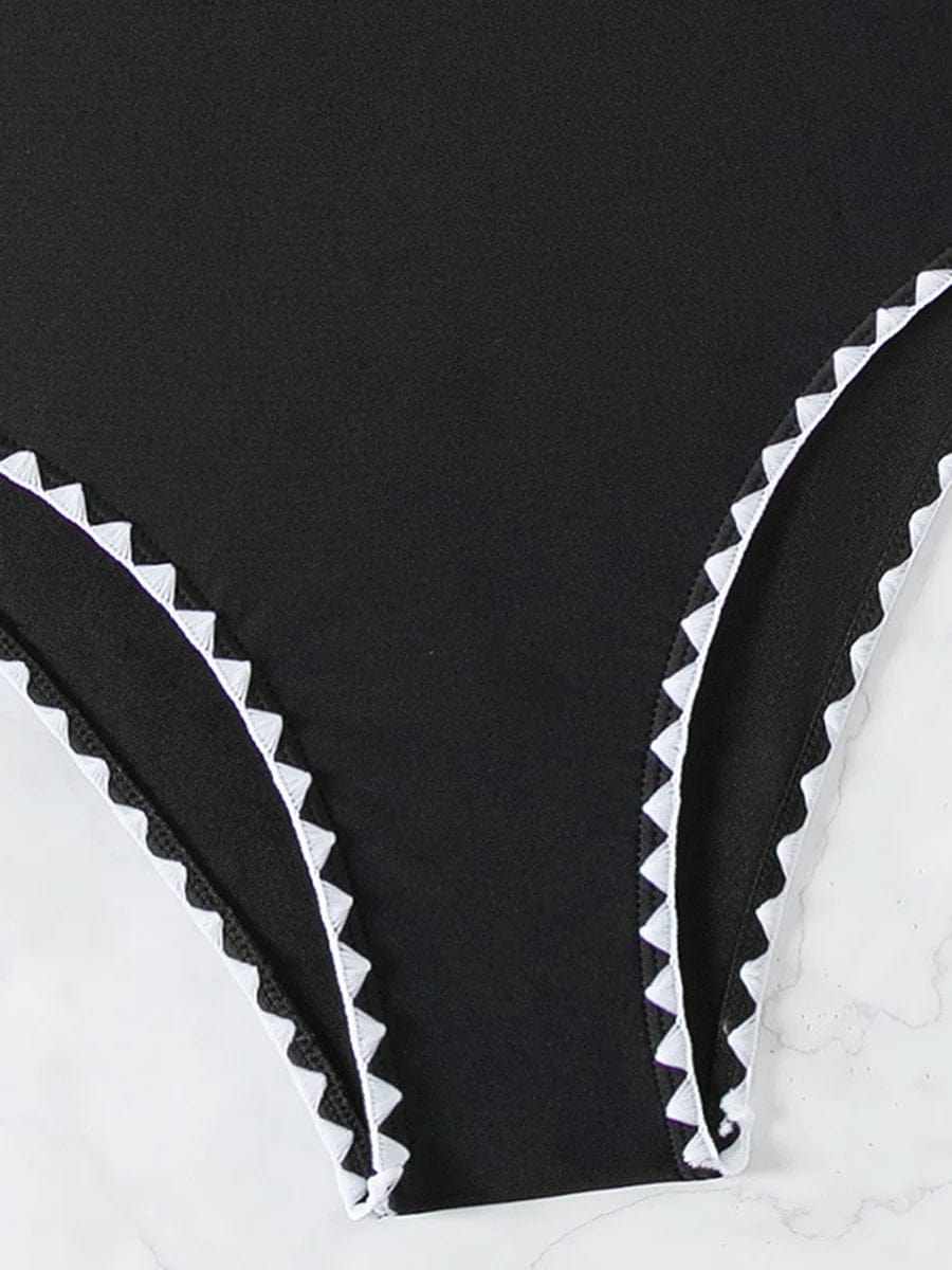 Maillot de bain une pièce noir élégant avec bordure en dentelle blanche pour un style chic.