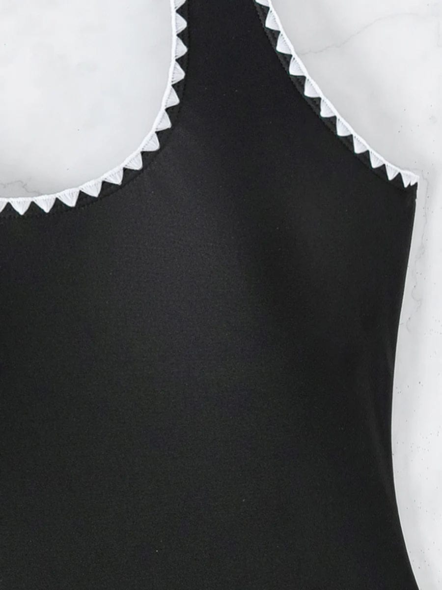 Maillot de bain noir une pièce pour femme avec bordure décorative blanche élégante.