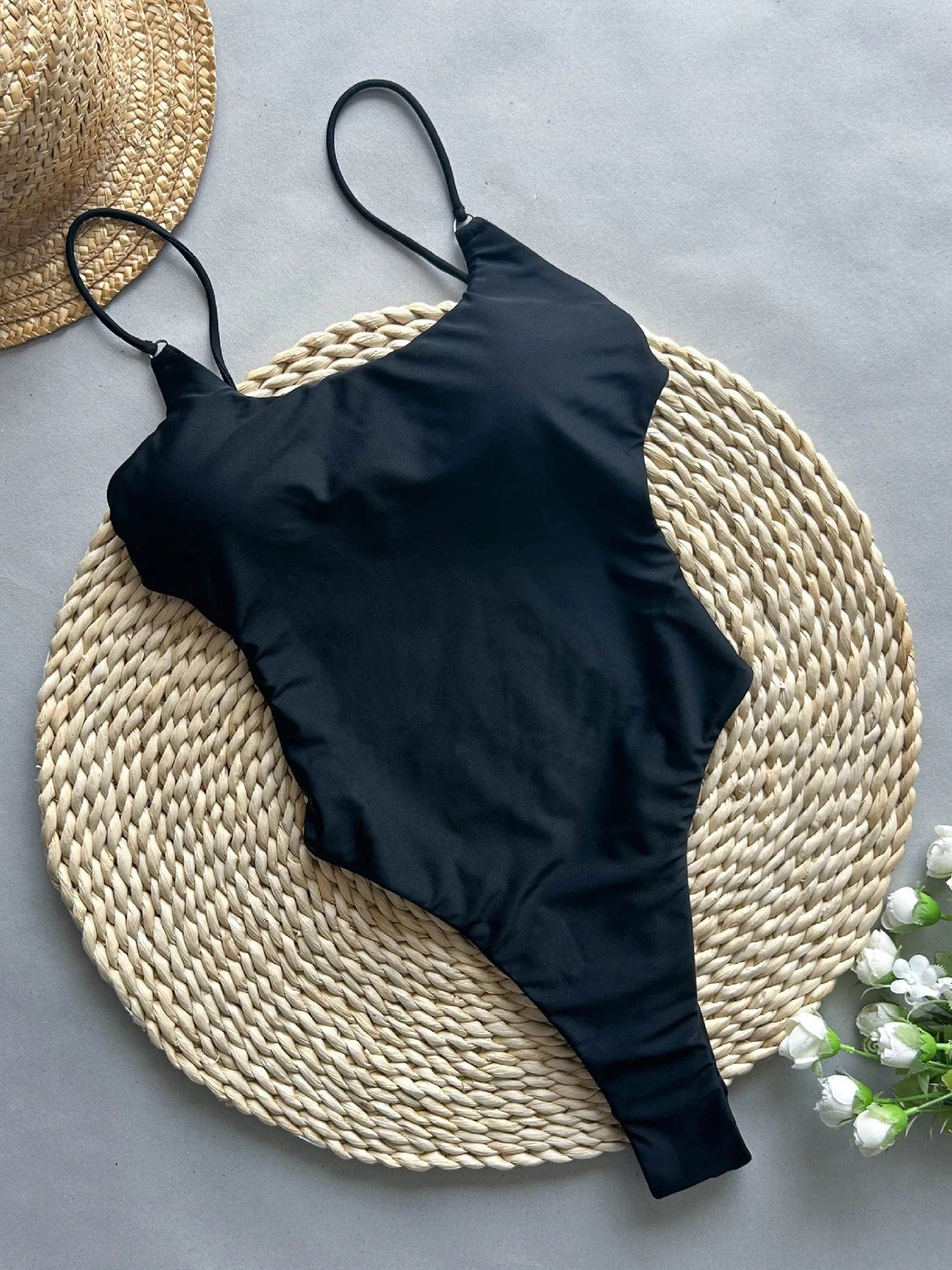 Maillot de bain une pièce noir élégant pour femmes, parfait pour l'été et la plage.