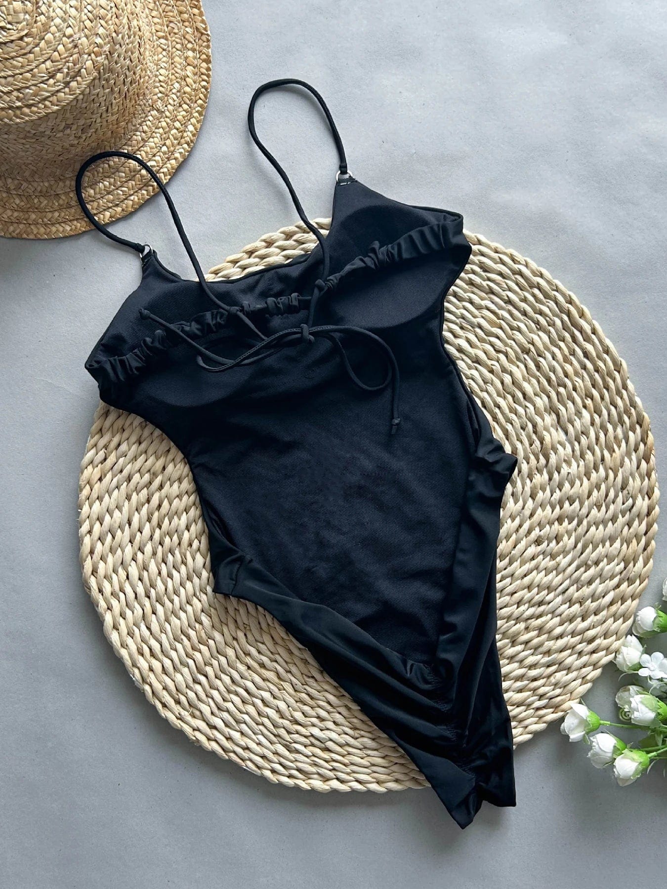 Maillot de bain une pièce noir élégant avec volants, idéal pour l'été et la plage.