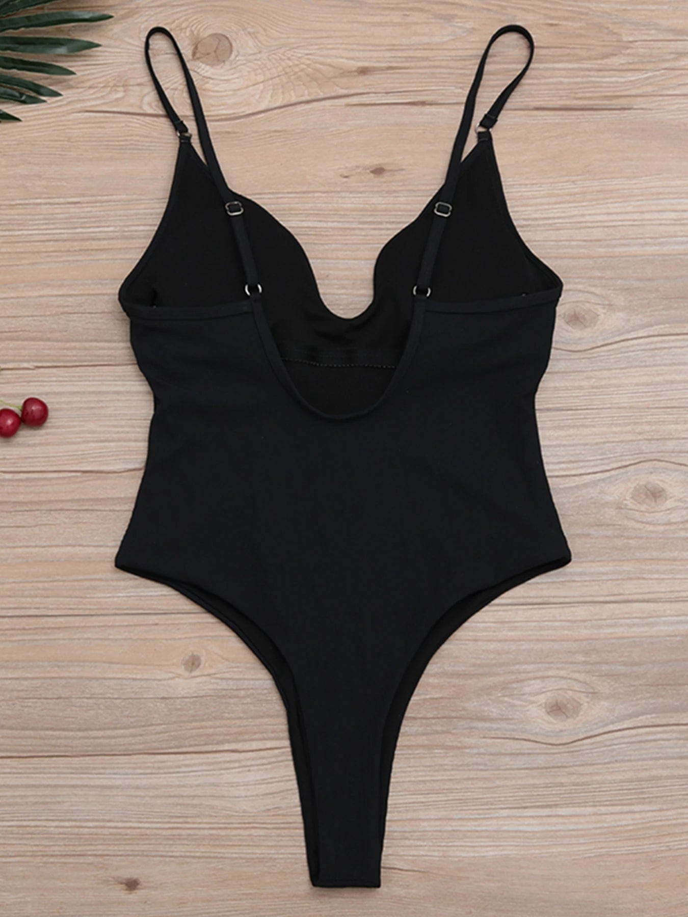 Maillot de bain une pièce noir élégant pour femme, idéal pour un style minimaliste et moderne.