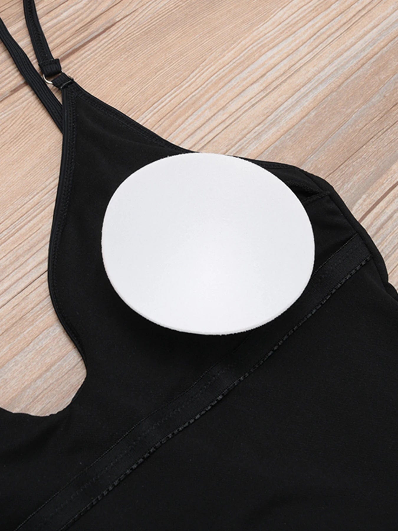 Maillot de bain une pièce noir élégant avec détails et rembourrage amovible pour confort optimal.