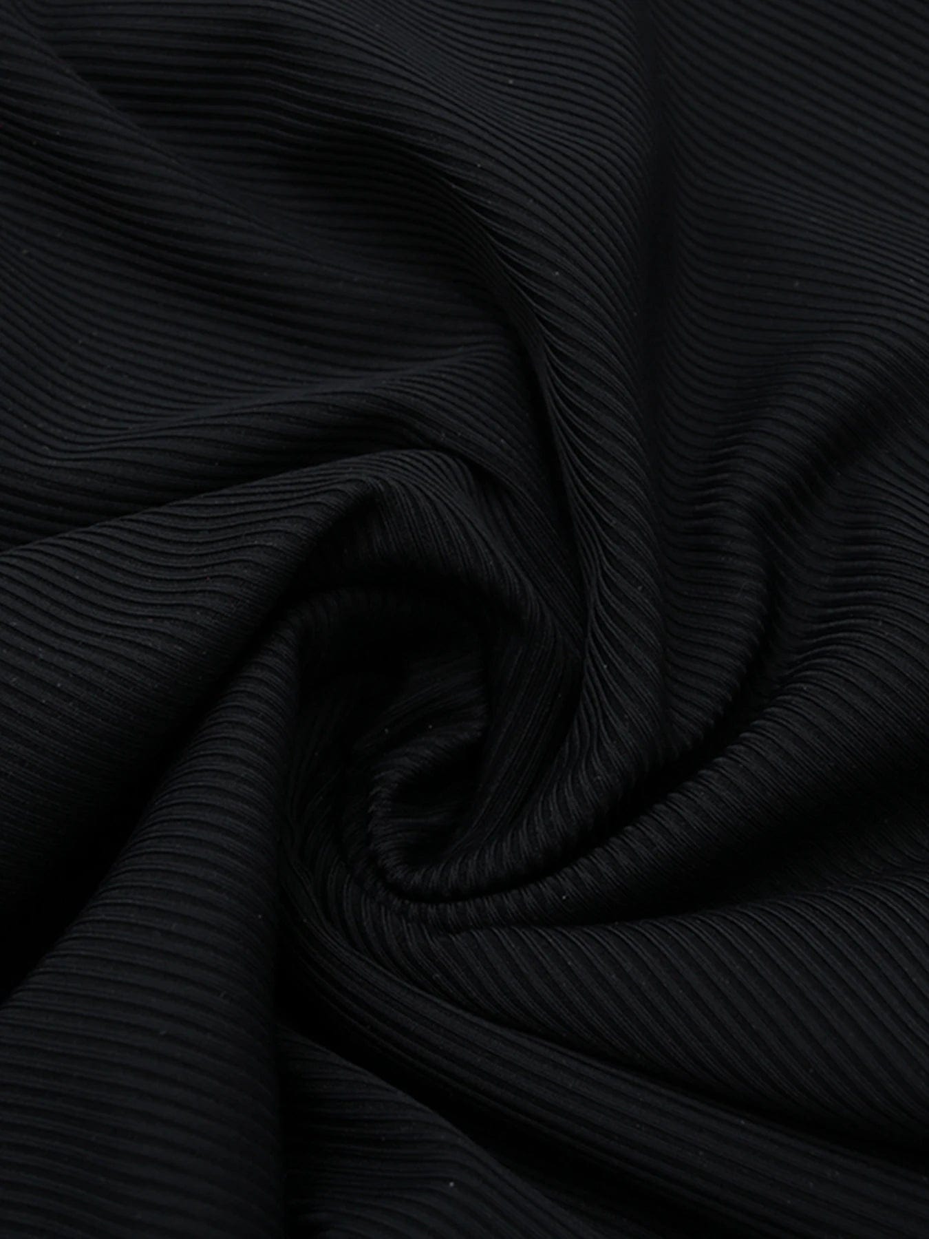 Maillot de bain une pièce noir élégant avec un tissu texturé idéal pour l'été à la plage.