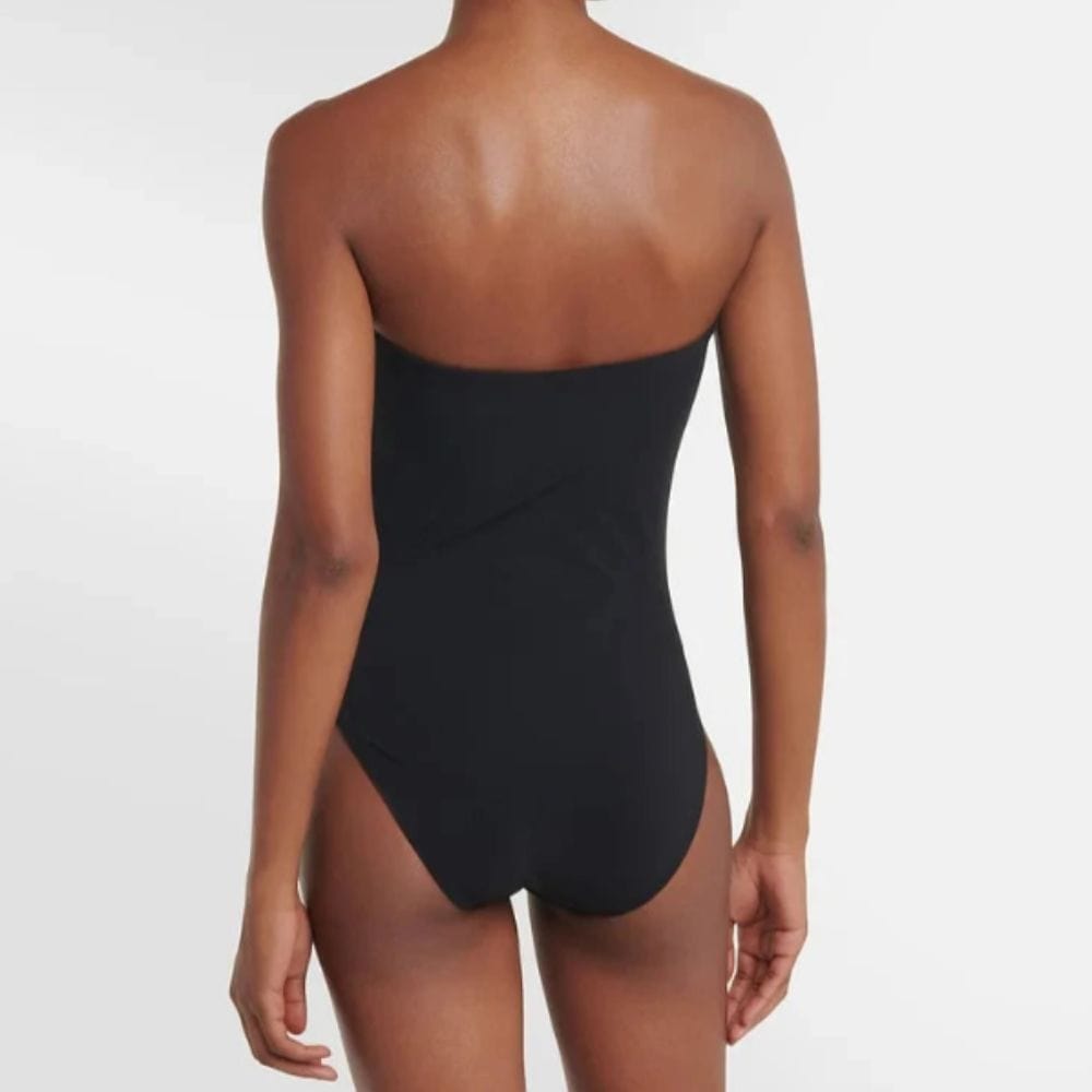 Maillot de bain une pièce noir avec design sans bretelles, idéal pour un style sobre et élégant.