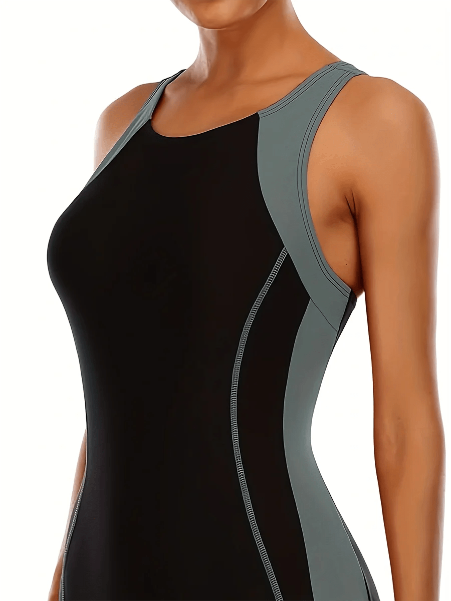 Maillot de bain une pièce femme élégant, design patchwork noir et gris, parfait pour l'été.