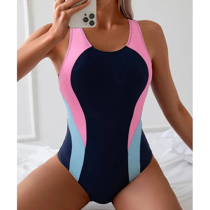 Maillot de bain une pièce pour femme, design patchwork bleu, rose et noir élégant et tendance.