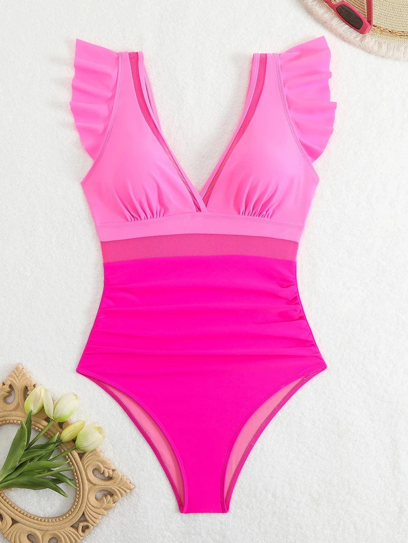 Maillot de bain une pièce rose vif pour femme avec volants, idéal pour l'été à la plage.