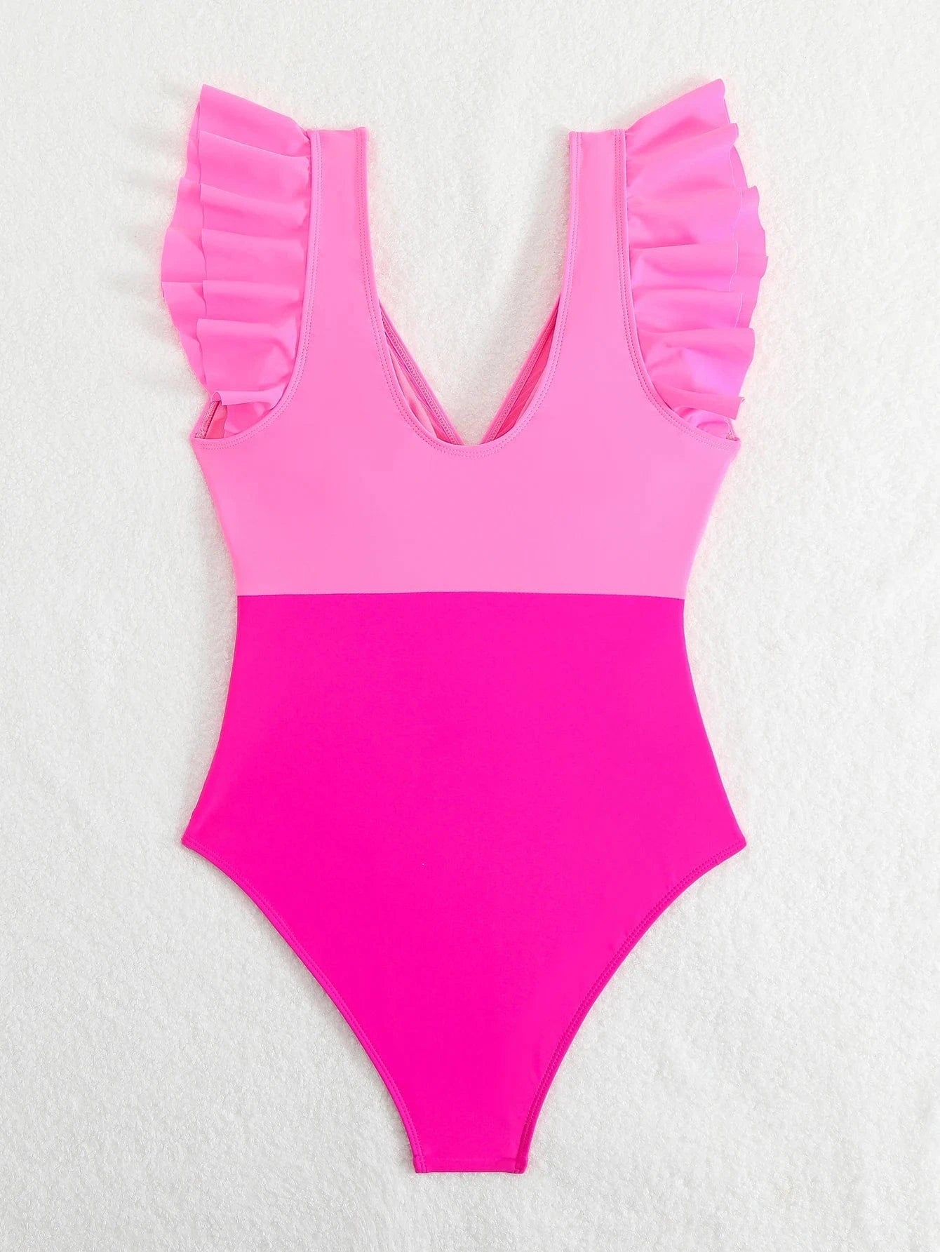 Maillot de bain une pièce rose à volants pour femme, style élégant et moderne en été.