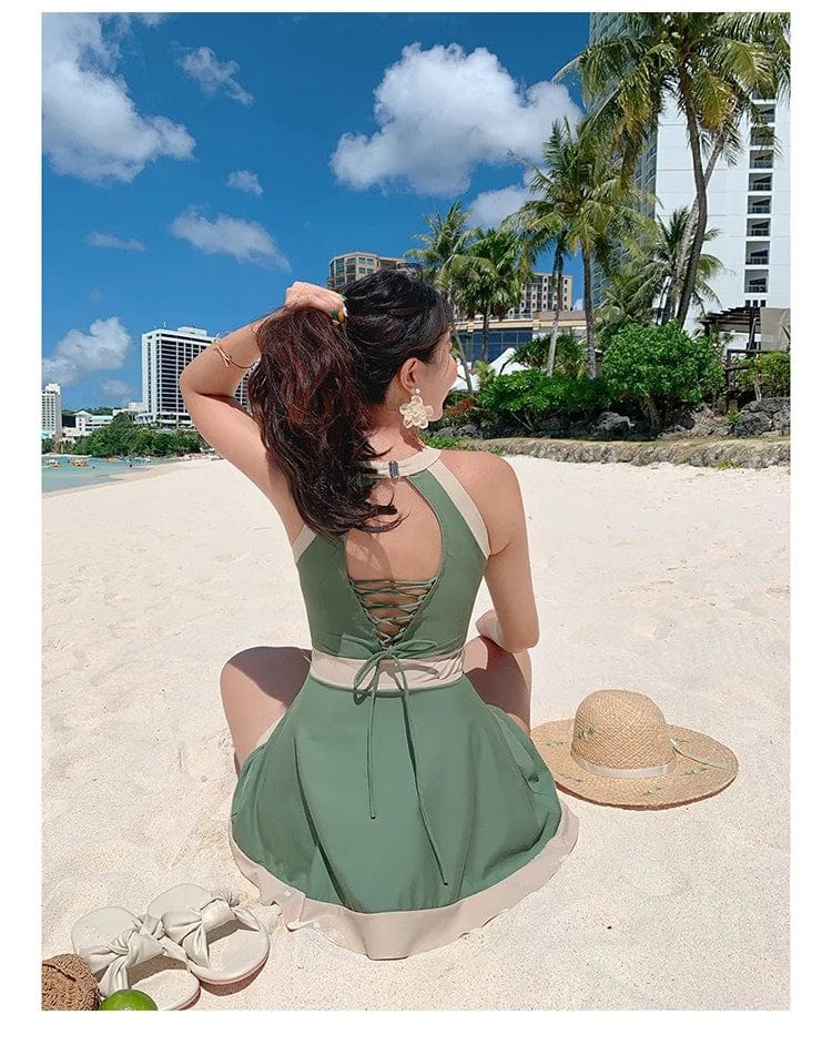 Maillot de bain une pièce vert pour femme, dos lacé, parfait pour la plage en été ensoleillé.