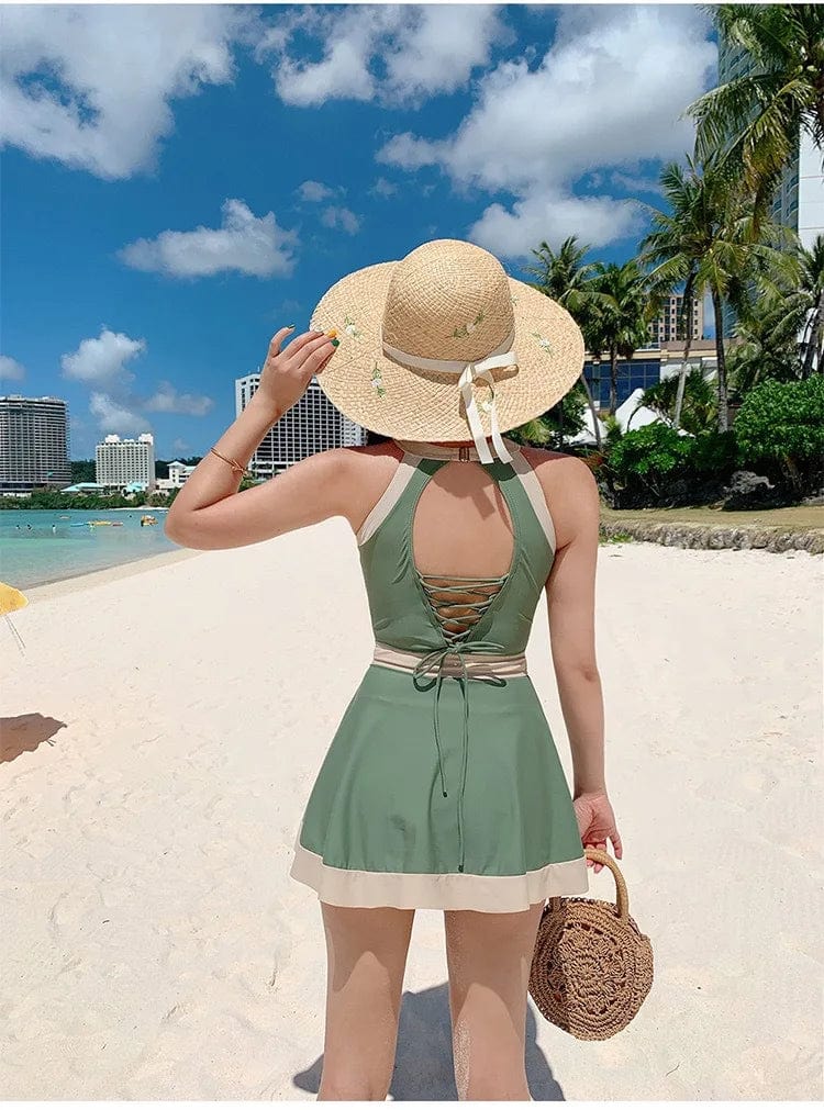 Maillot de bain une pièce vert avec dos lacé, parfait pour la plage, style élégant et féminin.