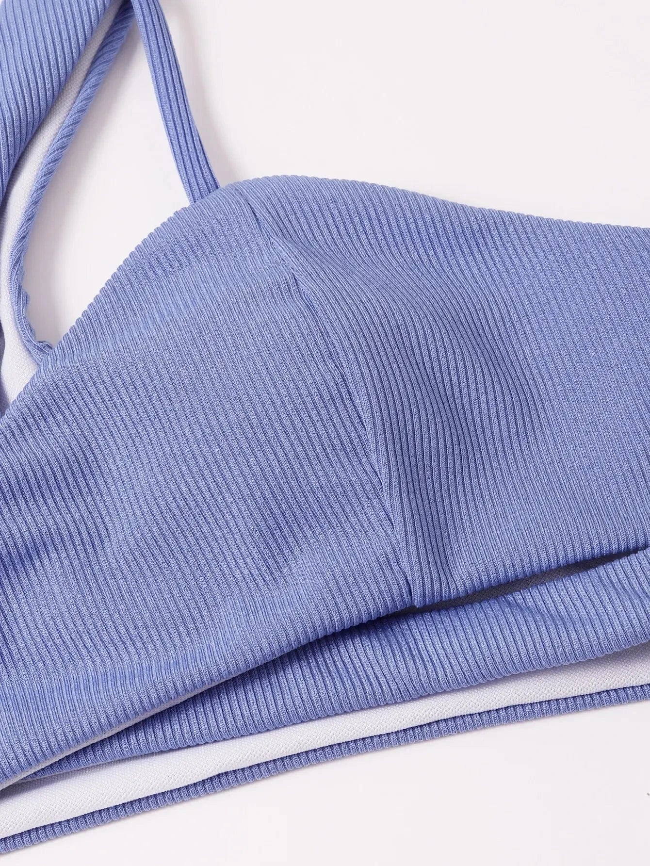 Maillot de bain femme bleu asymétrique, tissu côtelé élégant pour un style estival moderne.