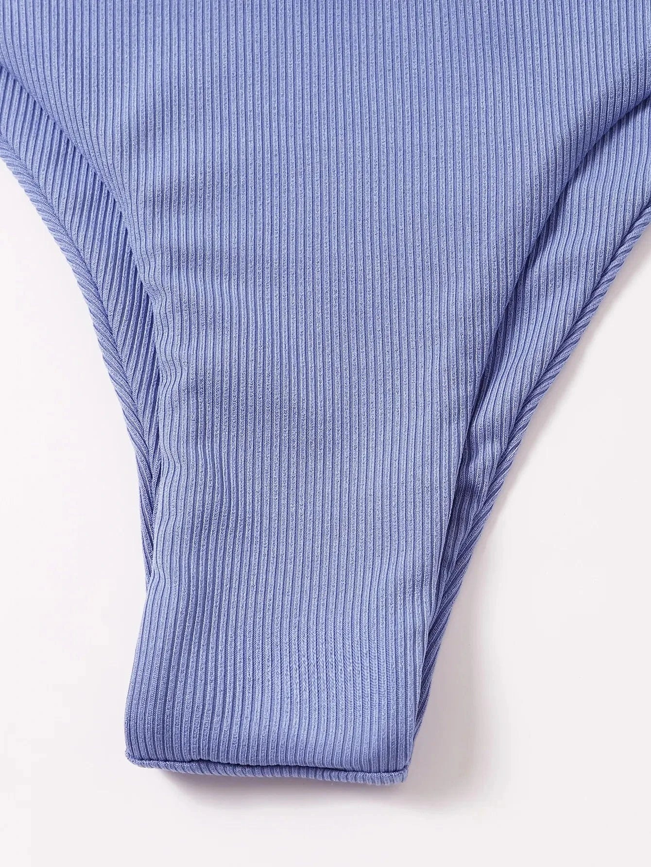 Maillot de bain femme asymétrique bleu en tissu côtelé élégant, parfait pour l'été.