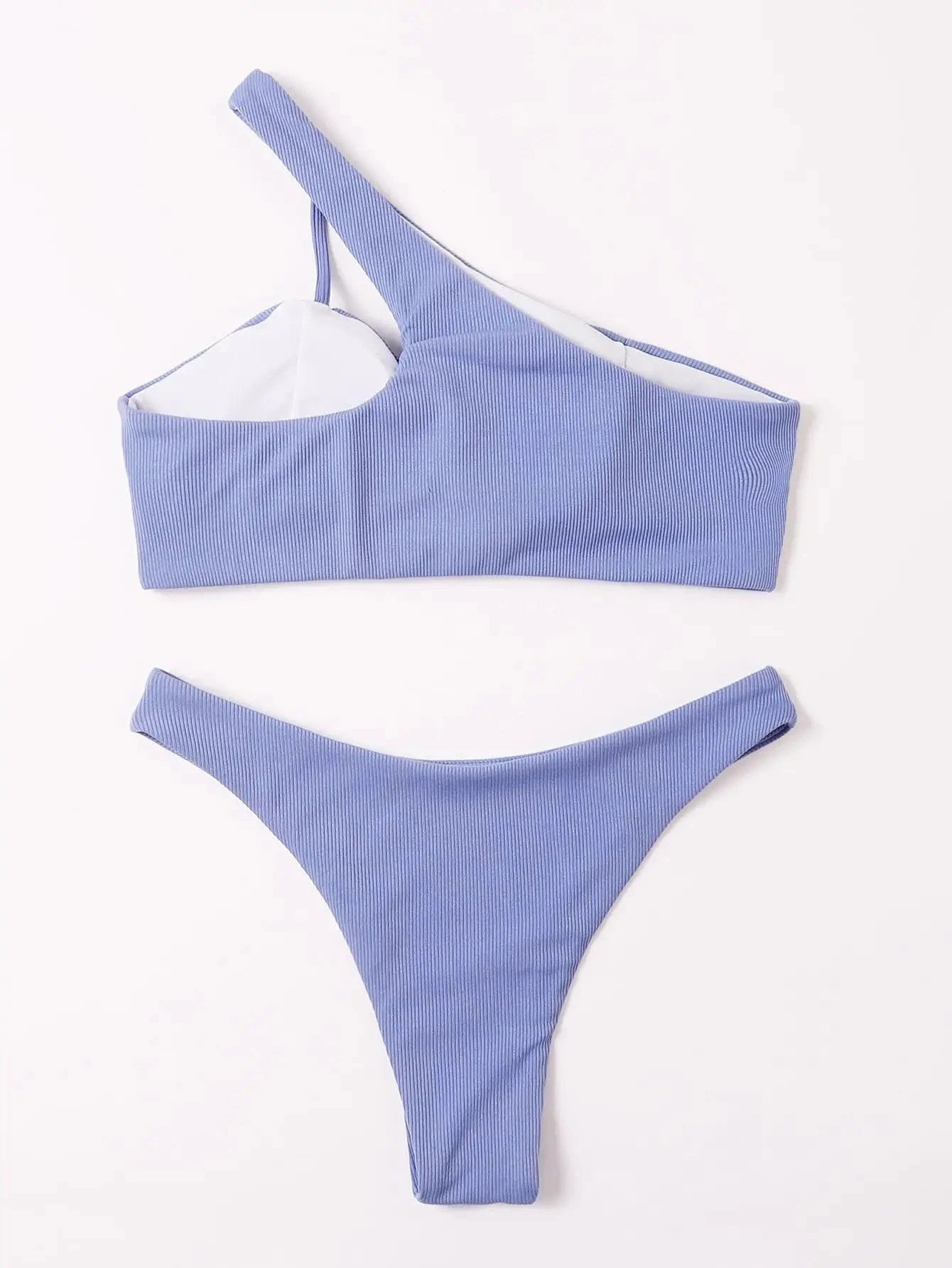 Maillot de bain bleu, coupe asymétrique élégante pour femme, idéal pour l'été à la plage.