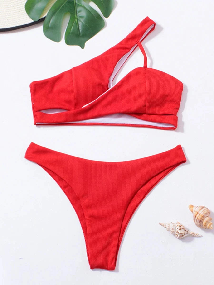 Maillot de bain femme asymétrique rouge vibrant, idéal pour un look estival tendance.