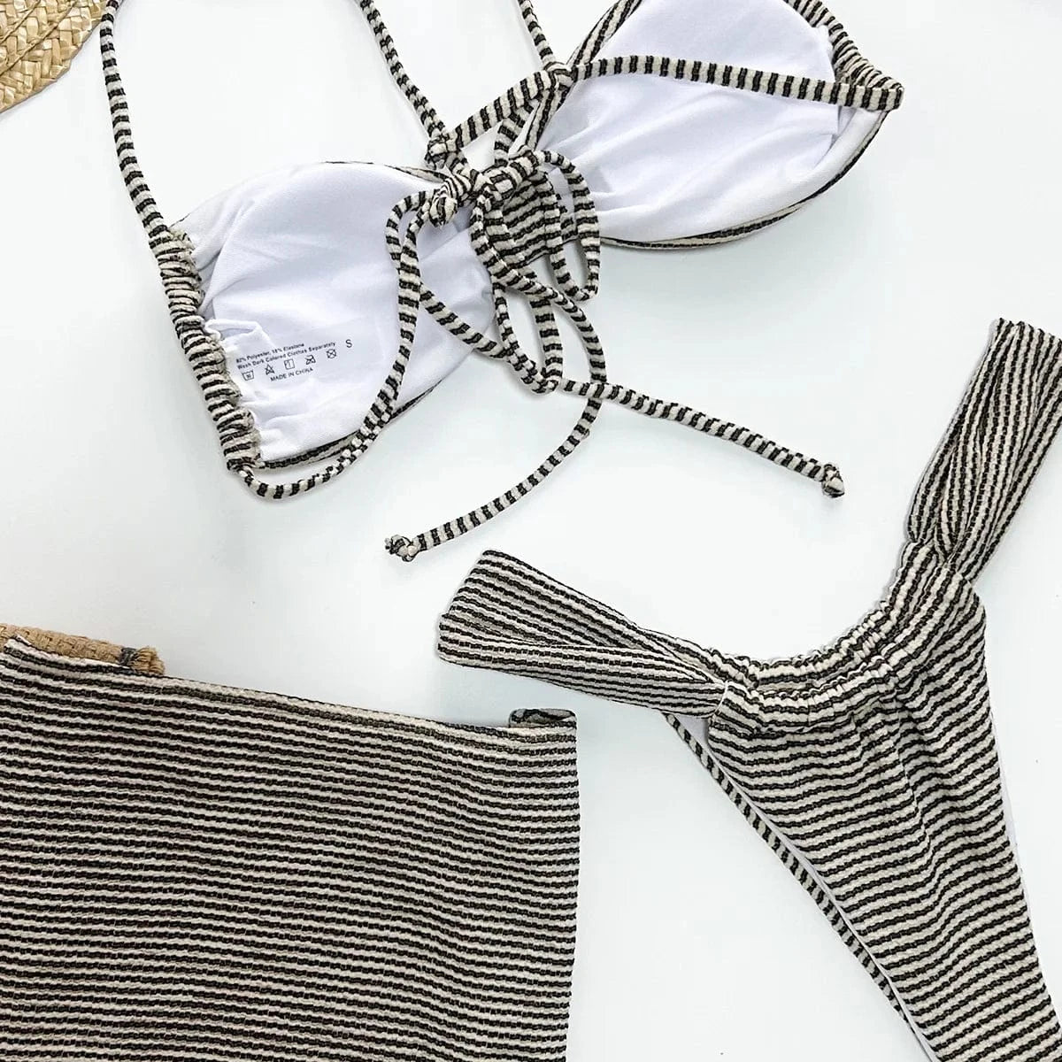 Maillot de bain féminin avec balconnet rayé échancré, design élégant et estival pour plage.