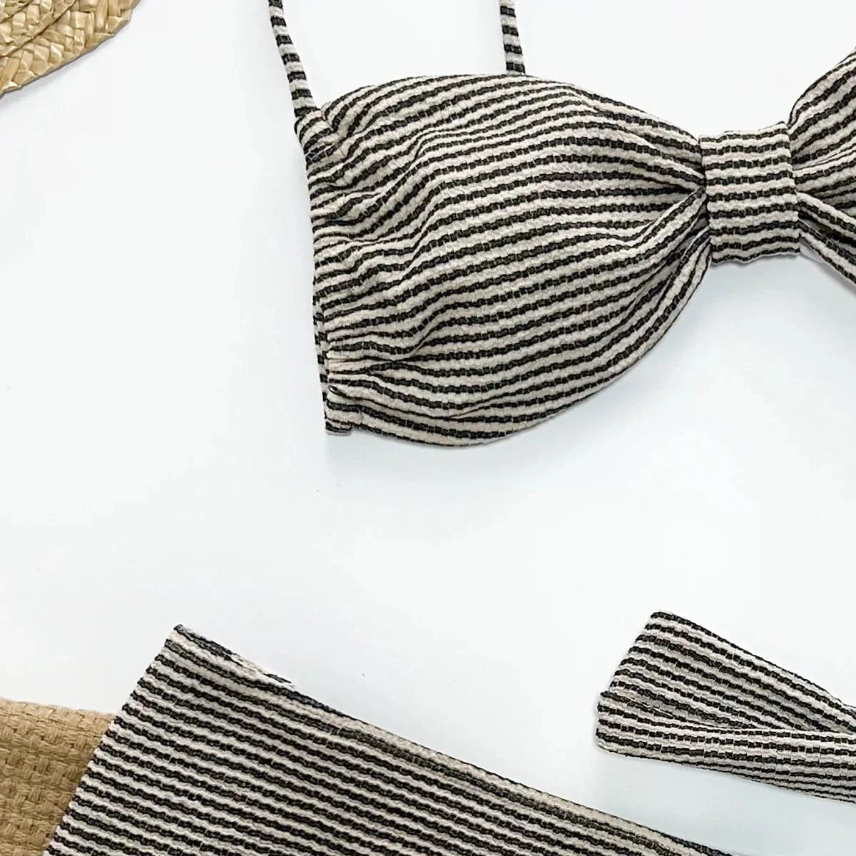 Maillot de bain femme avec balconnet échancré, imprimé rayé élégance estivale.