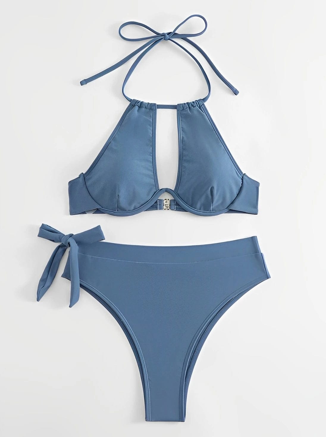Maillot de bain deux-pièces bleu avec soutien-gorge balconnet et culotte taille haute élégante.
