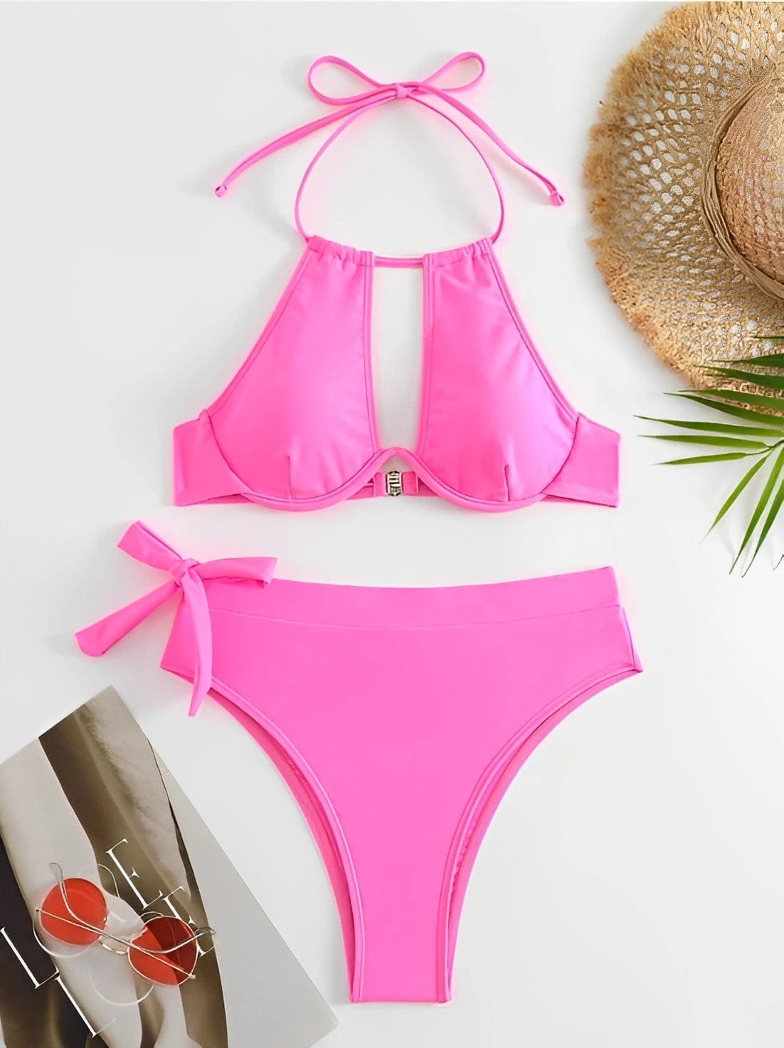 Maillot de bain rose deux pièces pour femme, style balconnet avec culotte taille haute.