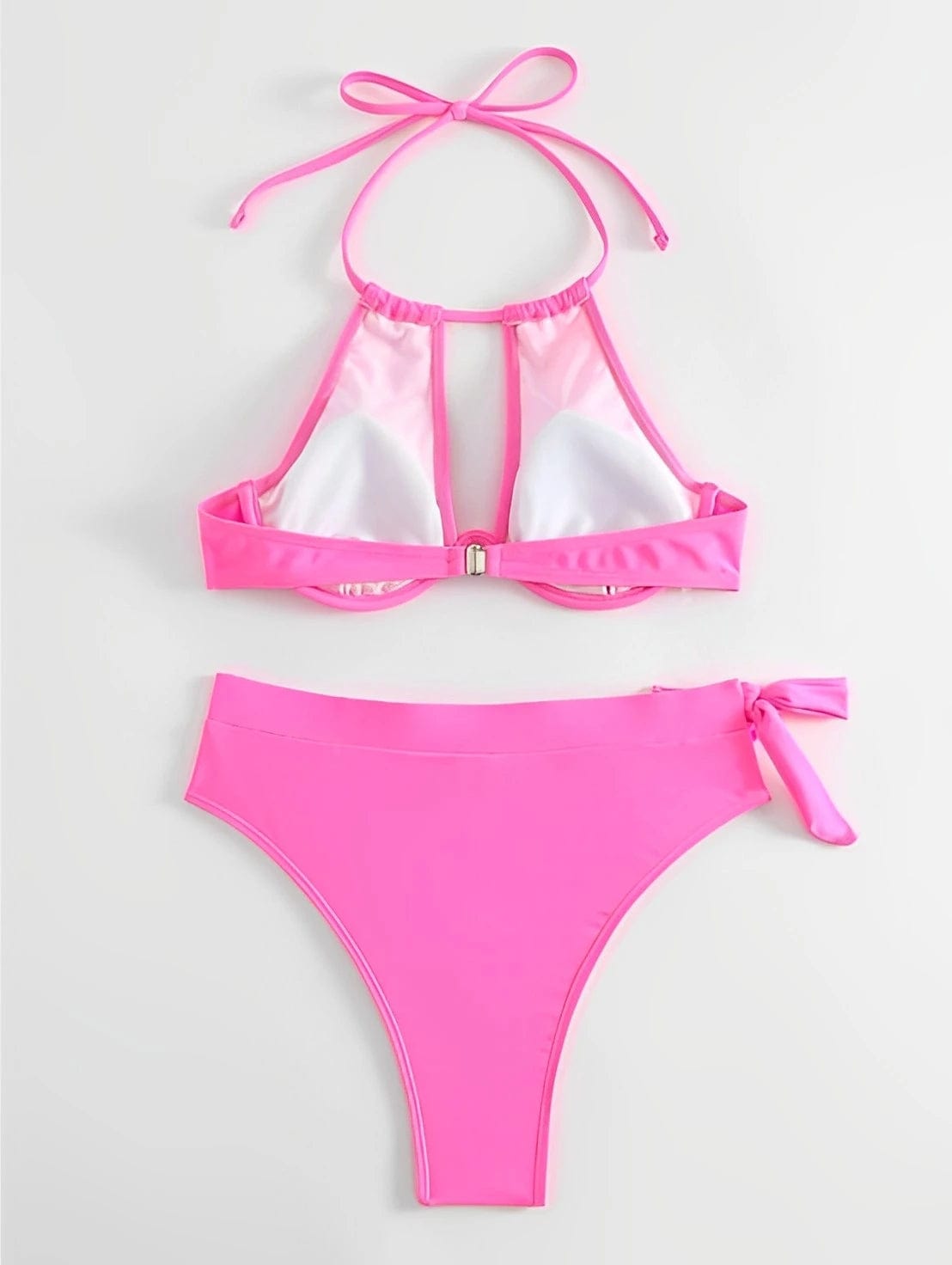 Maillot de bain deux pièces rose vif, balconnet et culotte taille haute avec nœud féminin.