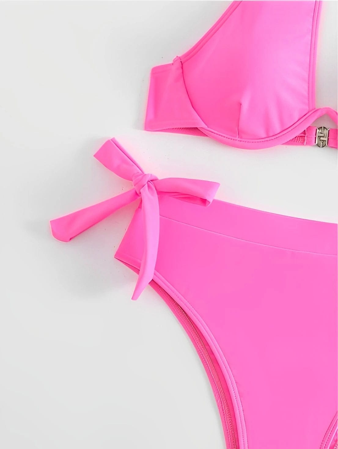 Maillot de bain femme rose balconnet à taille haute avec noeud élégant pour un style moderne.