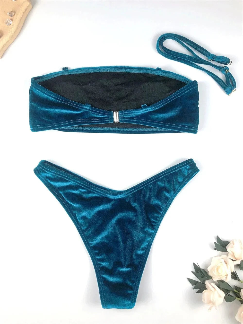 Maillot de bain deux pièces bleu en velours avec bandeau élégant pour femme, idéal plage et piscine.