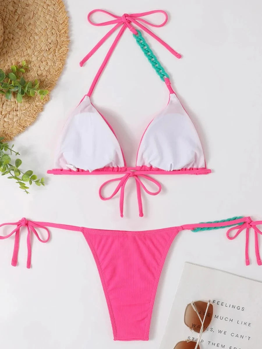 Maillot de bain femme triangle rose vif avec détails tissés, idéal pour l'été et la plage.