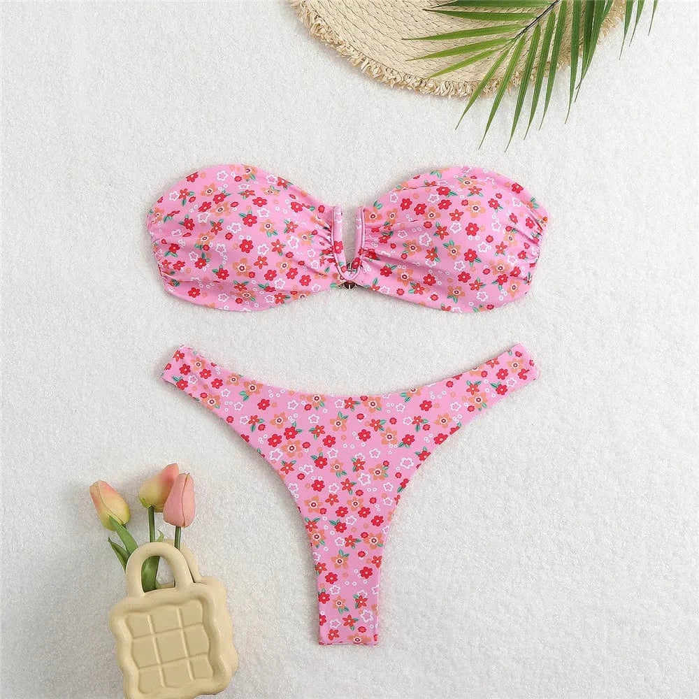 Maillot de bain femme bandeau rose à motifs fleuris, parfait pour un style estival élégant.
