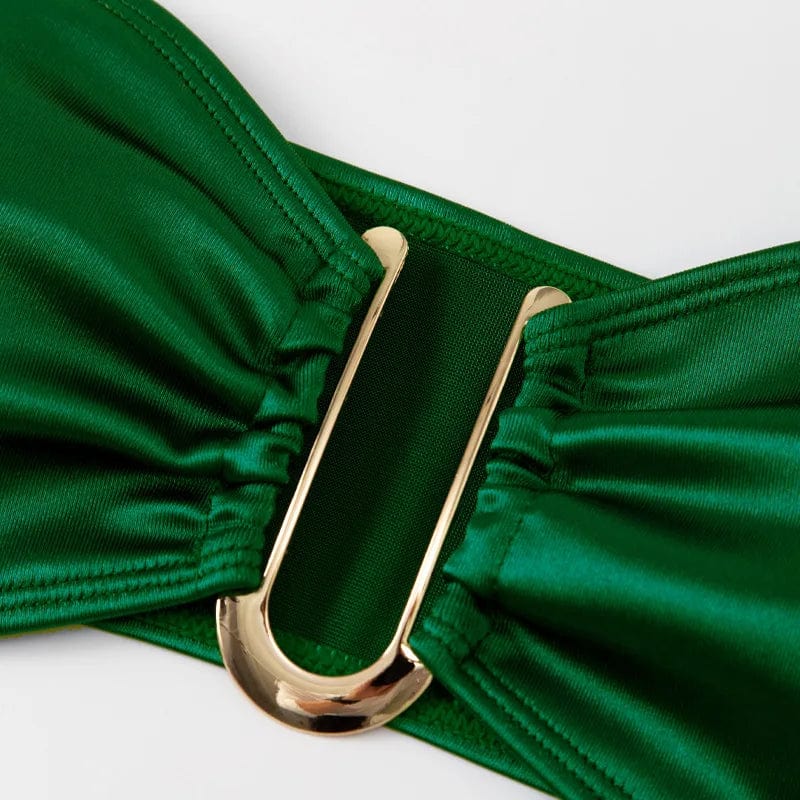 Maillot de bain femme chic bandeau vert émeraude avec détail en métal doré élégant.