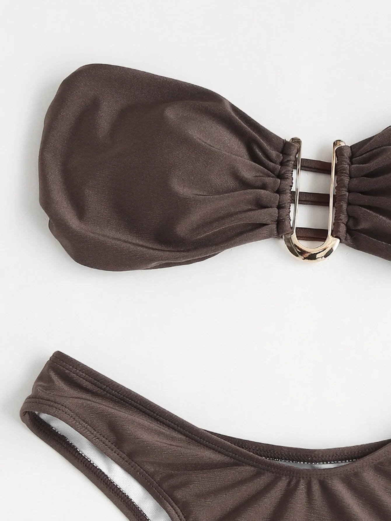 Maillot de bain bandeau marron élégant avec anneau doré, coupe sexy chic pour femme moderne.