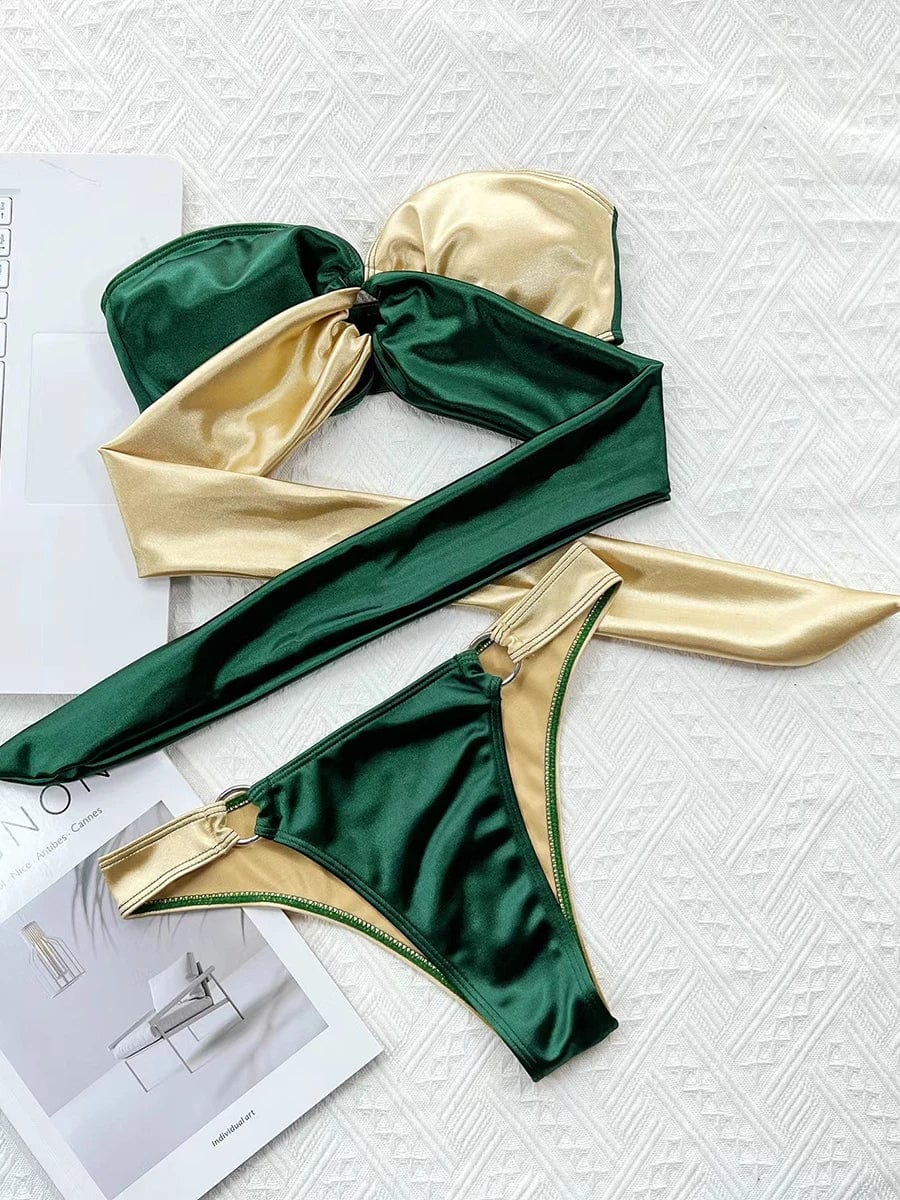 Maillot de bain femme bandeau élégant, design patchwork vert et doré sur fond blanc.